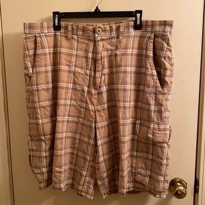 Cabela’s size 40 multi browns in color